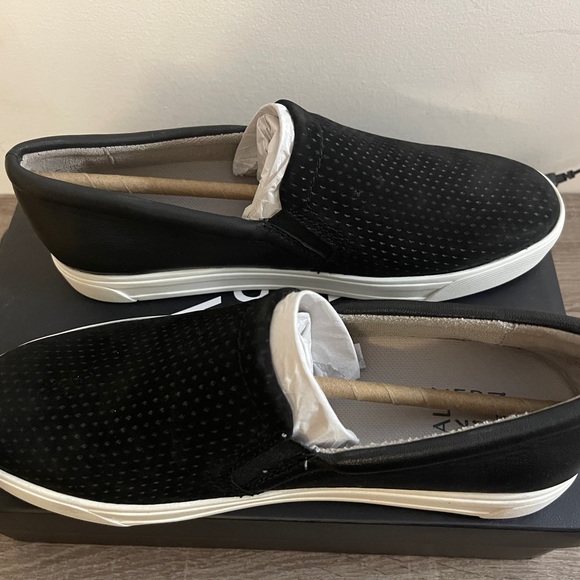 Naturalizer Aileen Black Leather Slip-on | Size 10W Women’s | NWT - Picture 3 of 6